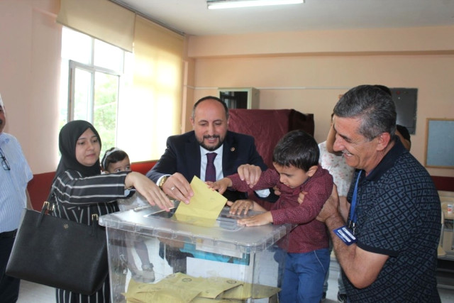 AK Parti Milletvekili Adayı Karayel, Oyunu Ailesiyle Birlikte Kullandı