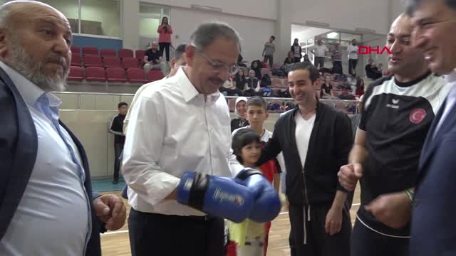Kayseri Bakan Özhaseki’den Kick Boks Şampiyonu Damadına Madalya