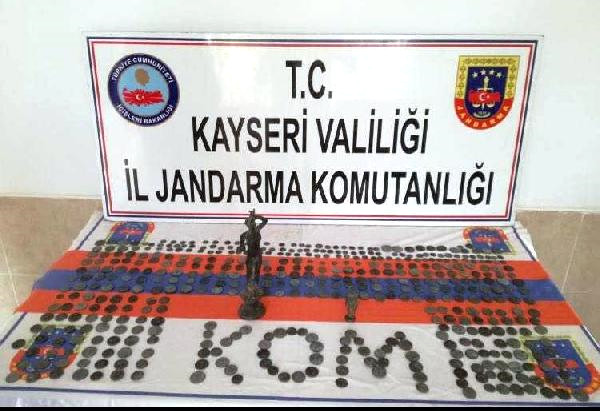 Tarihi Eser Kaçakçısı Sikke ve Heykellerle Yakalandı