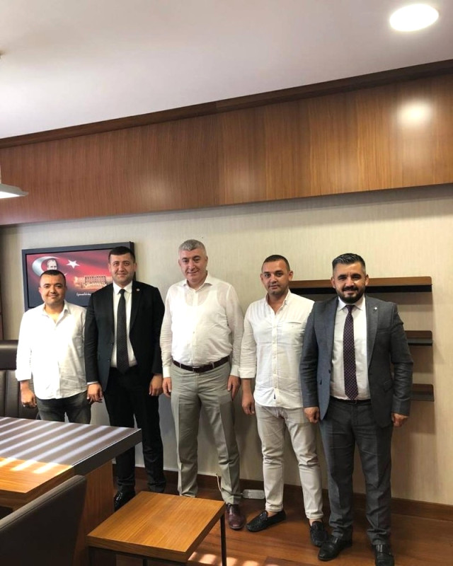 Baki Ersoy’un Rozetini MHP İl Başkanı Serkan Tok Taktı