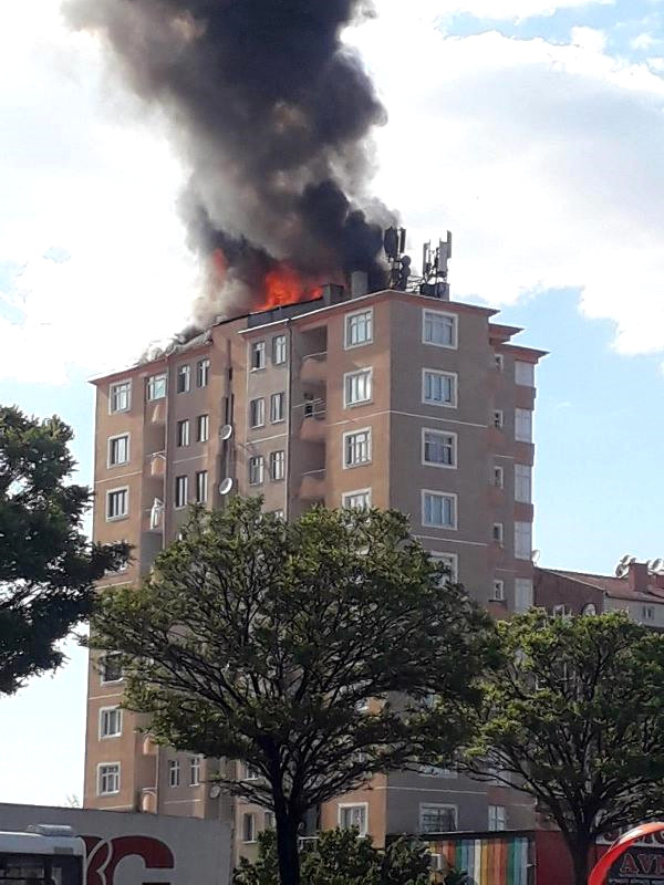 Kayseri’de 10 Katlı Binanın Çatısında Yangın