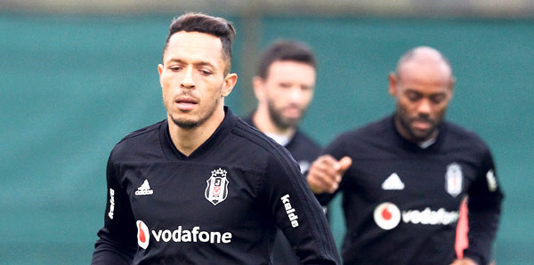 Bir Darbe de Adriano’dan