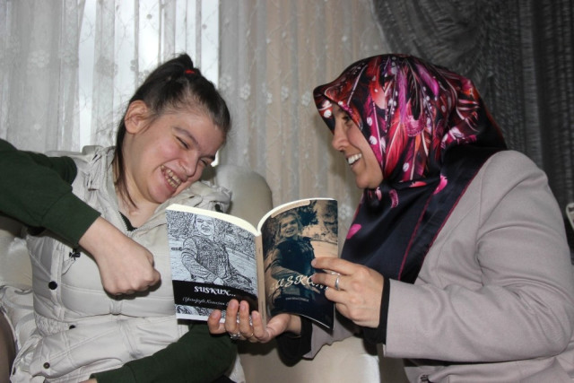 Fiziksel ve Konuşma Engelli Büşra Tek Parmağı ile Kitap Yazdı