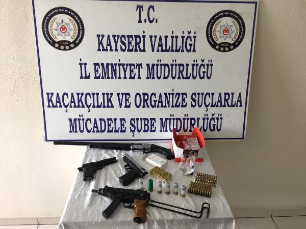 Kayseri’de Şüphe Üzerine Durdurulan Otomobilden Otomatik Silah Çıktı