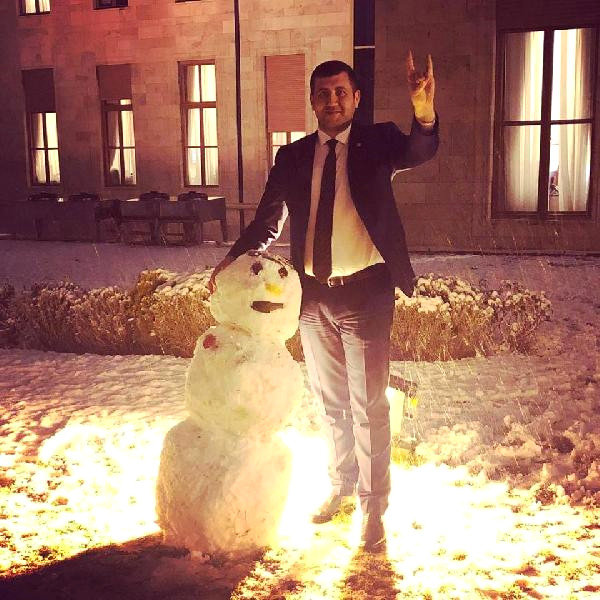 MHP’li Vekilden Meclis Bahçesinde ‘Ülkücü Kardan Adam’ Pozu