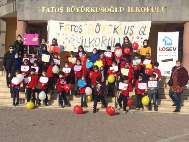 Minik Öğrenciler Maske Taktı, Lösemili Çocuklara Moral Verdi