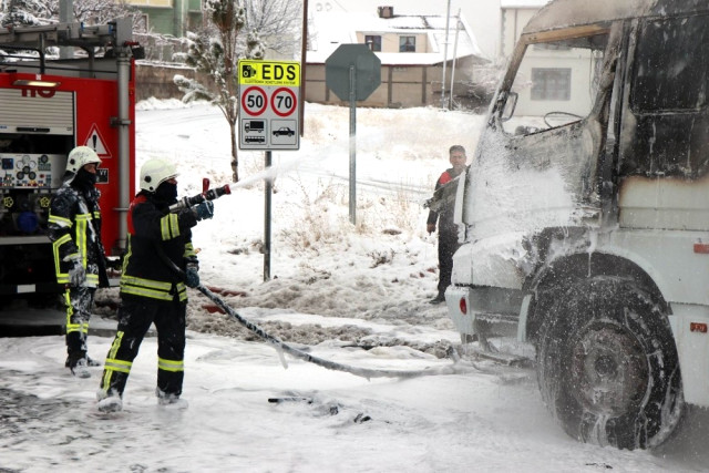 Seyir Halindeyken Yanan Kamyonu İtfaiye Söndürdü