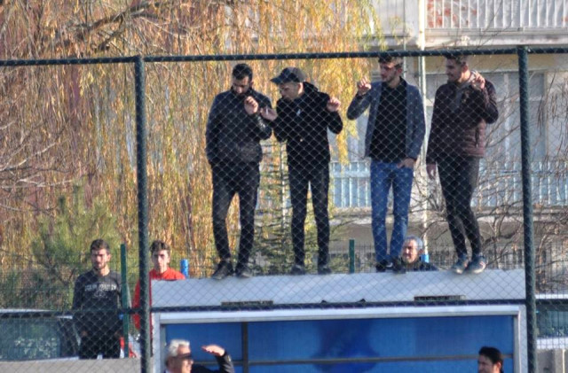 Taraftarlar Maçı İzlemek İçin Her Yolu Denedi