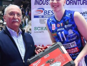 Maçın oyuncusu seçildi! Isabelle Haak’a matkap seti ikram edildi