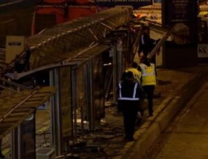 Metrobüs durağa çarptı: 1 yaralı