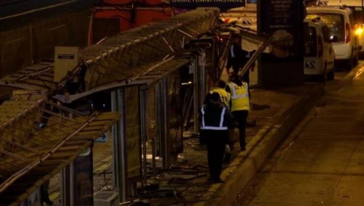 Metrobüs durağa çarptı: 1 yaralı