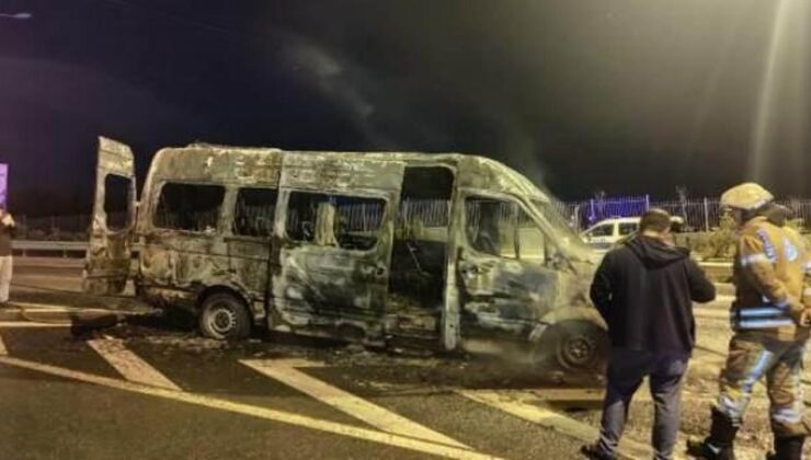 Kağıthane’de servis minibüsü yandı