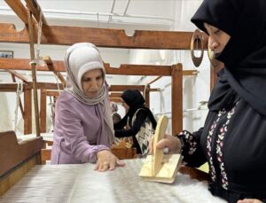 Erkek işi olarak bilinen Siirt battaniyesi üretimine bayan eli değdi