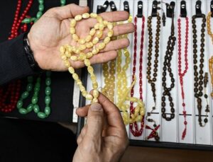 Cami imamının usta ellerinden çıkan tespihler ilgi görüyor