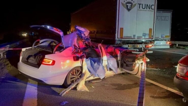 TEM’de feci kaza: TIR’a çarpan arabada 2 kişi hayatını kaybetti