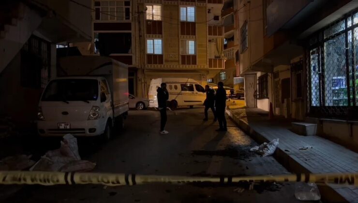 Bağcılar’da korsan şov: Maskeli küme polis otosuna taşla saldırdı