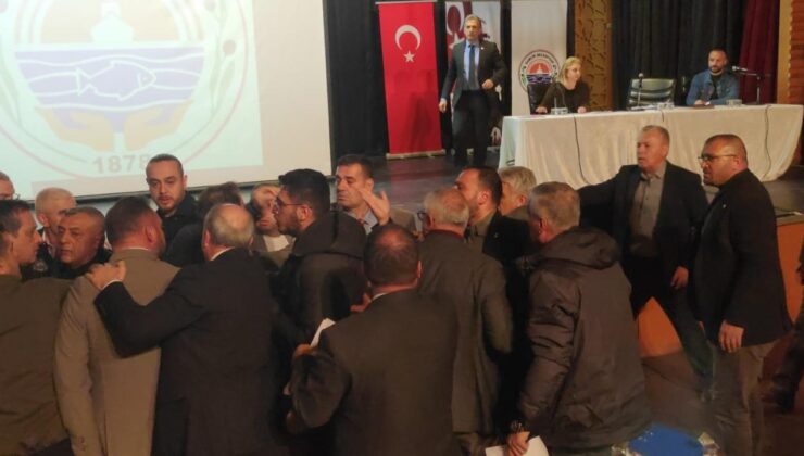 Gemlik Belediye Meclisi’nde CHP, AK Parti ve MHP’li üyeler ortasında ‘pankart’ gerginliği