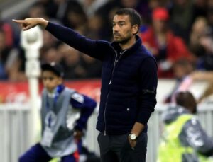 Giovanni Van Bronckhorst, maça dokunmak için son yarım saati bekliyor