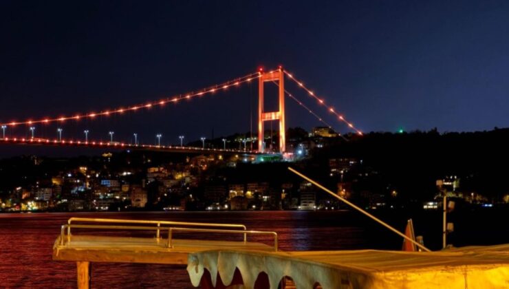 İstanbul’da köprüler lösemiye dikkat için ışıklandırıldı