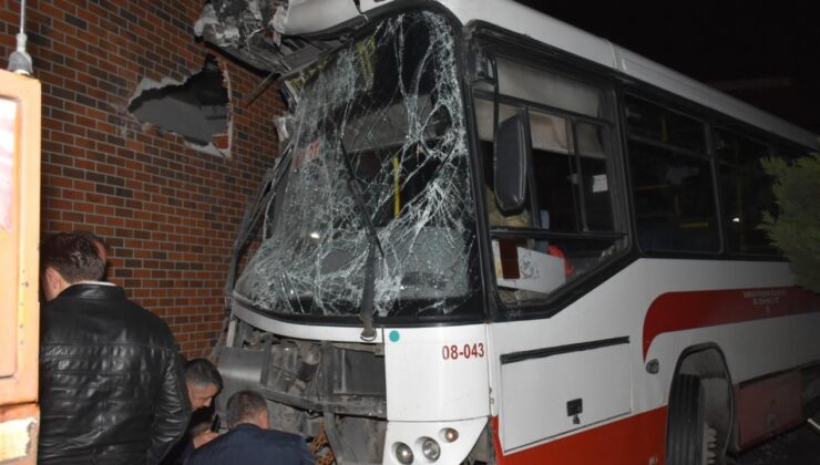 İzmir’de belediye otobüsü AVM bahçesine uçtu
