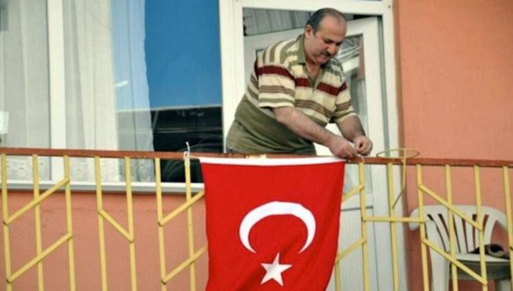 “Bayrak asan dayı” yıllar sonra ortaya çıktı! Türk bayrağının yanına onu da ekledi!