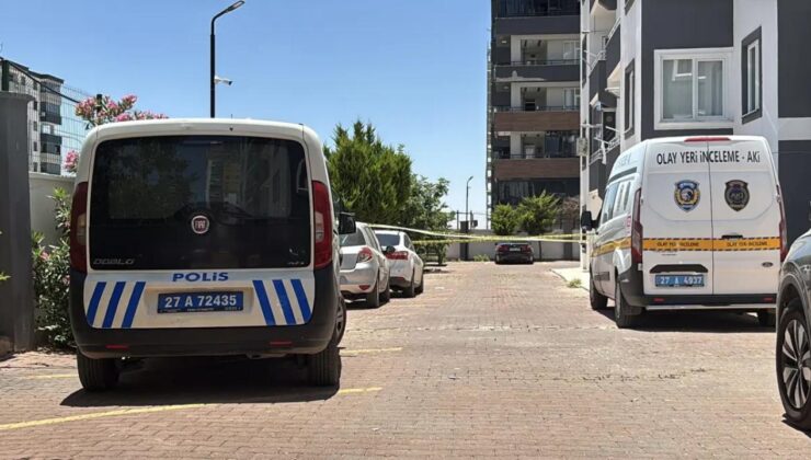 Kucağında çocuğuyla sekizinci kattan atladı