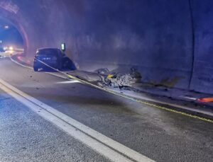 Tünelde araba ile motosiklet çarpıştı; 1 meyyit, 2 yaralı
