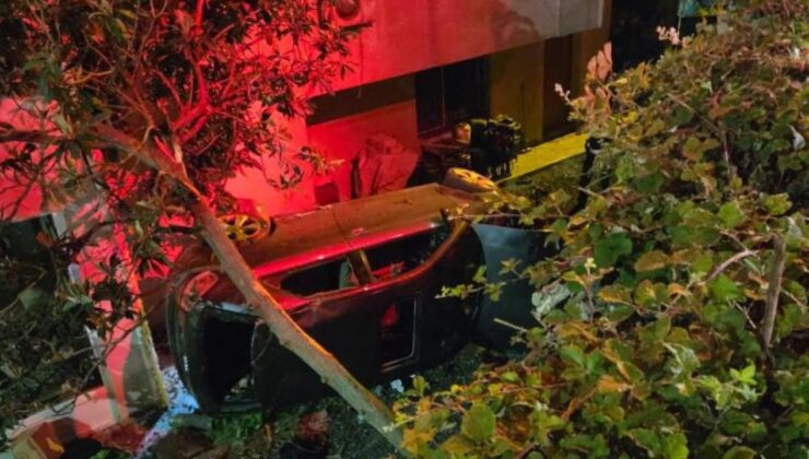 Araba 15 metrelik apartman boşluğuna düştü: 2 yaralı