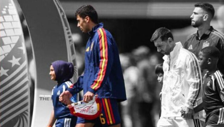Dünya Kupası finaline damga vuran an! İspanya kaptanı alana başörtülü kızla çıktı